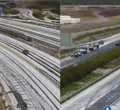 Temporal en Castilla-La Mancha: Una granizada cubre la carretera de blanco