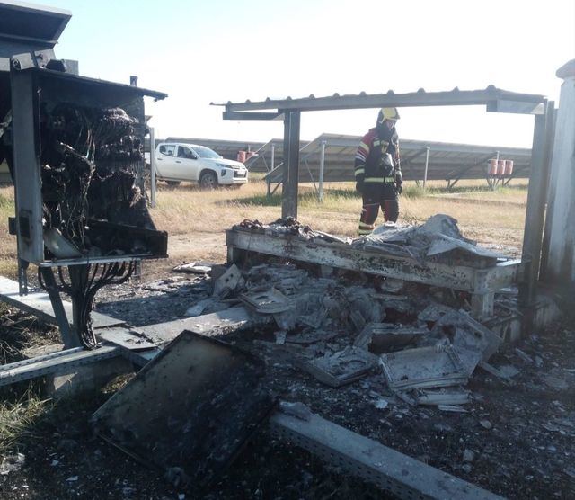 Arde un centro de transformación en una planta fotovoltaica de Calzada de Oropesa