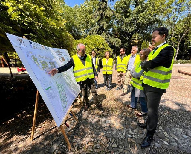 Velázquez visita el parque de la Vega en el comienzo de las obras que transformarán una de las principales entradas de la ciudad