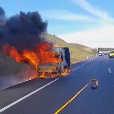 En un pueblo de Toledo: Una furgoneta arde con 50 bidones de aceite usado