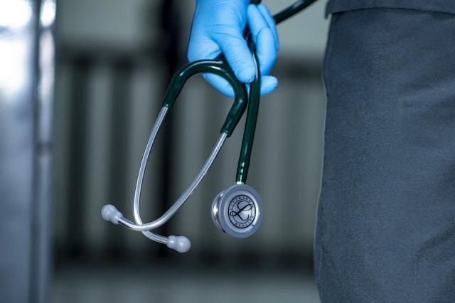 Castilla-La Mancha incorpora un médico diario desde que gobierna García-Page
