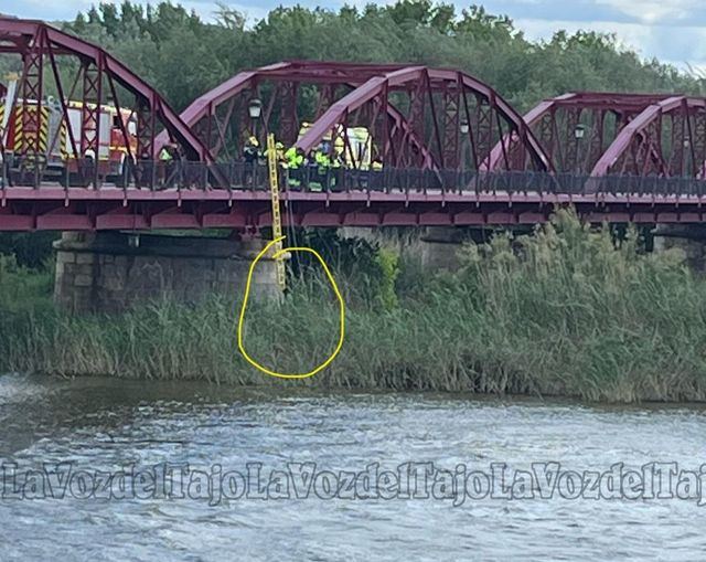 Los bomberos rescatan a un hombre desorientado junto al río Tajo
