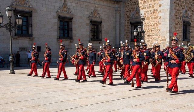 Toledo revive la historia: relevo de guardia y homenaje en el Alcázar