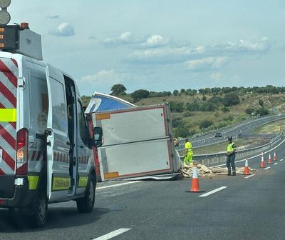 Accidente impactante en la A-5: Un tráiler que contenía palets de madera se sale de la vía