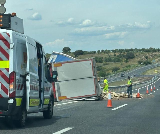 Accidente impactante en la A-5: Un tráiler que contenía palets de madera se sale de la vía