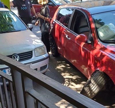 Una colisión entre dos turismos en la rotonda de Puerta de Cuartos se salda con un herido