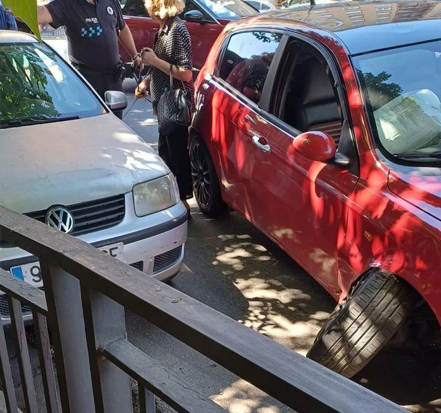 Una colisión entre dos turismos en la rotonda de Puerta de Cuartos se salda con un herido