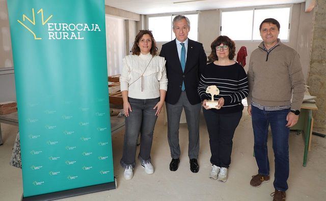 La Fundación Eurocaja Rural ayuda al AMPA de Paiporta a “salir del barro” tras la DANA
