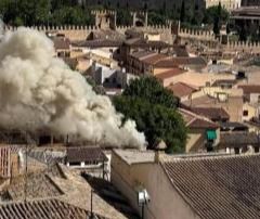 Se derrumba la vivienda incendiada en el Casco Histórico