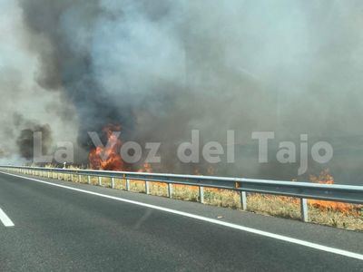 Alerta en Talavera por un incendio junto a la carretera