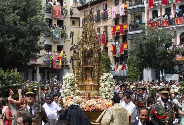 Toledo celebra el Corpus Christi con miles de asistentes a pesar del calor extremo