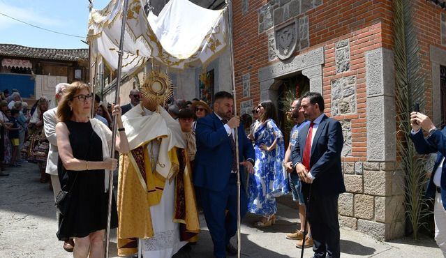 La Diputación reafirma en el Corpus de Lagartera su compromiso con la protección y divulgación de las tradiciones más emblemáticas de la provincia