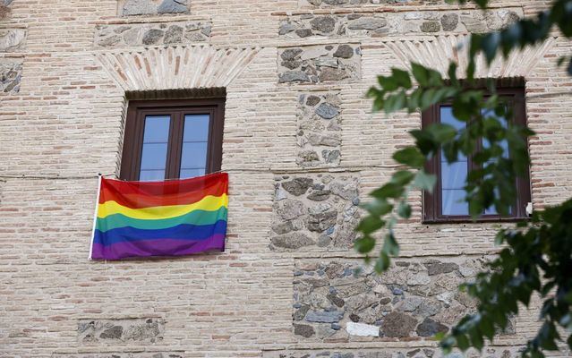 Las Cortes Regionales cuelgan la bandera arcoíris de la fachada principal de su sede en el Convento de San Gil de Toledo
