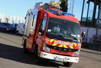 Extinguen un incendio originado por la basura acumulada en un solar del Cerro de los Palos de Toledo