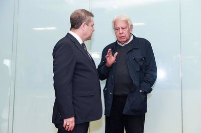 García-Page cree que Felipe Gónzález "siempre" apoyará al PSOE "aunque sea desde una posición crítica"