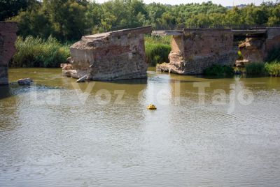 (Fotos) Los GEAS revisan los daños del Puente Viejo de Talavera