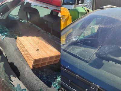 Un joven de 25 años destroza coches lanzando botellas y ladrillos