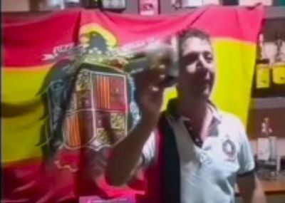 (Vídeo) Piden la dimisión de un concejal por brindar ante una bandera franquista: '¡Arriba España!'