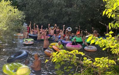 Los 'aventutontunos' vuelven el 2 de agosto para un nuevo descenso en flotador por el río Alberche en Escalona