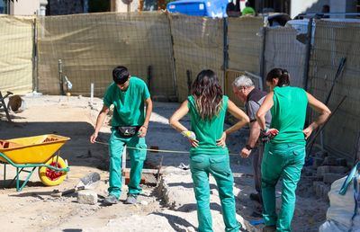 Doce jóvenes renuevan espacios urbanos gracias a una formación municipal