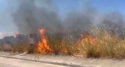 Los bomberos sofocan un incendio en el polígono industrial Soto de Cazalegas