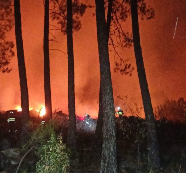 Bomberos en el IF CuevasDelValle #IFMombeltrán en el perímetro entre El Arenal y Mombeltrán
