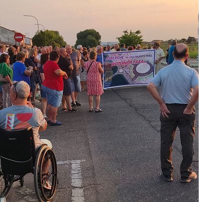 Vecinos de Alberche cortan la carretera para exigir "una rotonda ya. Ni una muerte más"