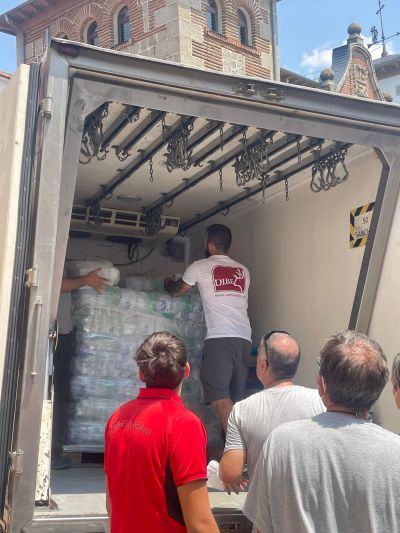 Fuego en la Sierra de Gredos: Un camión solidario con Dibe, Hielos La Confianza y la Farmacia de Navalcán