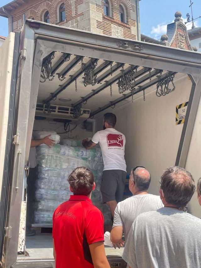 Un camión solidario con Dibe, Hielos La Confianza y la Farmacia de Navalcán