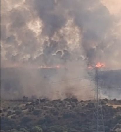 Más de 120 personas siguen luchando contra las llamas en Navalmoralejo