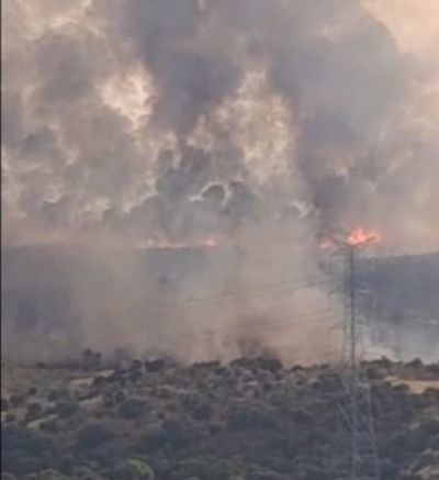 Más de 120 personas siguen luchando contra las llamas en Navalmoralejo