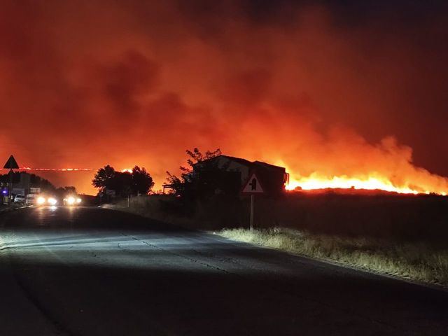 (Vídeo) Miedo en Calera por el incendio: espectaculares imágenes nocturnas