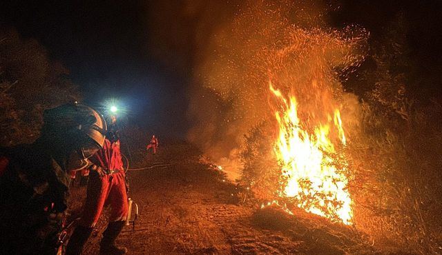 Miembro de la UME en un incendio / Imagen de recurso 