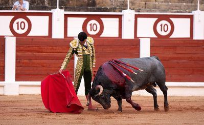 Tomás Rufo triunfa en Gijón con tres orejas en una tarde de entrega