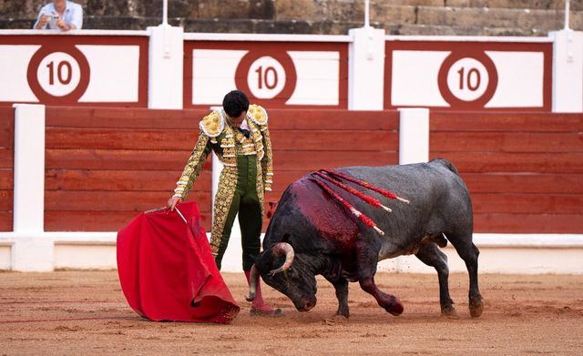 Tomás Rufo triunfa en Gijón con tres orejas en una tarde de entrega