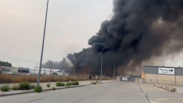 El fuego ya ha arrasado tres naves de reciclaje de plástico