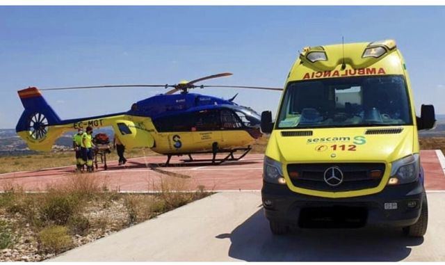 Ambulancia y helicóptero medicalizado / Imagen de archivo 