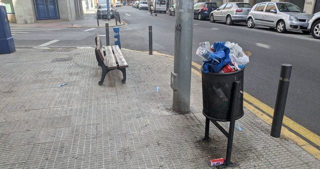 Así está la calle Carretas de Talavera: suciedad incrustada y basura en las aceras