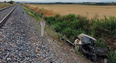 Impactantes imágenes del coche arrollado por un tren en un paso a nivel