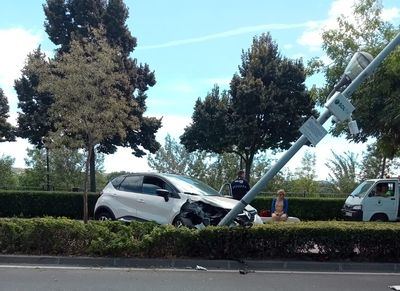 Accidente en Talavera: un coche invade el carril bici y arrasa una farola en Ronda Sur