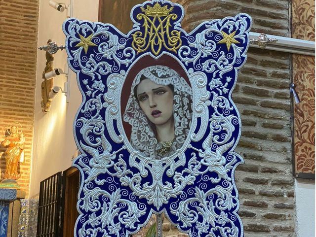La Cofradía de la Cruz de los Alfareros presenta el nuevo estandarte de la Virgen de la Estrella
