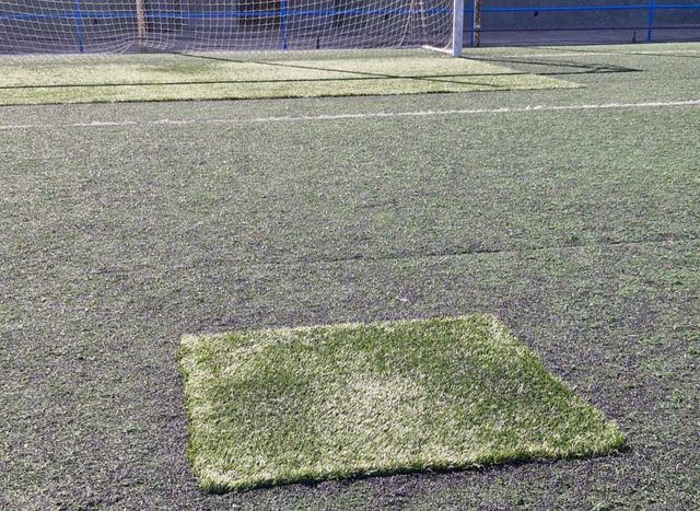 Cristales rotos y césped en mal estado: alertan sobre el abandono de instalaciones deportivas