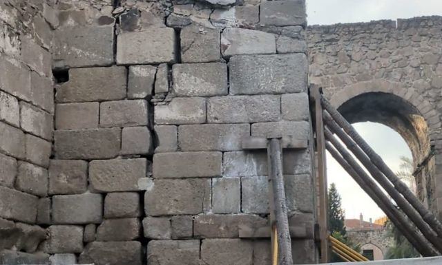 Descoordinación y abandono: El PSOE vuelve a denunciar la situación de la muralla