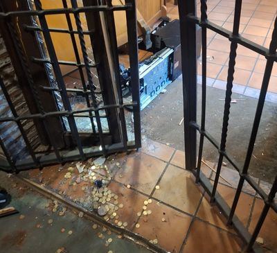 Destrozan la entrada y roban en el Mesón del Jamón de Pepino