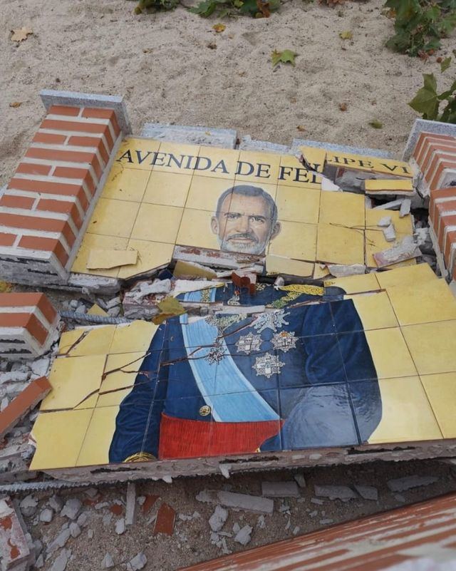 Un vehículo del Ayuntamiento derriba por accidente el mural cerámico dedicado al Rey Felipe VI