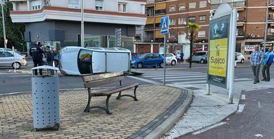Espectacular choque en una avenida de Talavera: un vehículo termina volcado