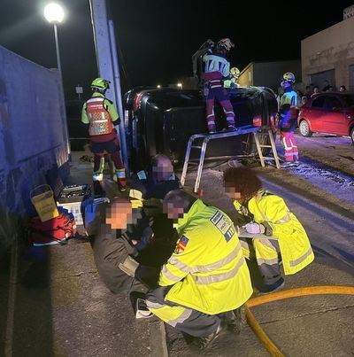 Un conductor herido tras volcar su vehículo en El Casar de Escalona