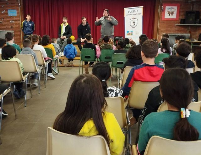El Club de Baloncesto Talavera visita el CEIP Antonio Machado para promover valores saludables entre el alumnado