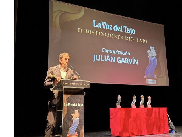 Julián Garvín recibe el premio gracias a su labor en los Medios de Comunicación