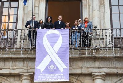Toledo se tiñe de blanco en un acto simbólico contra la violencia machista